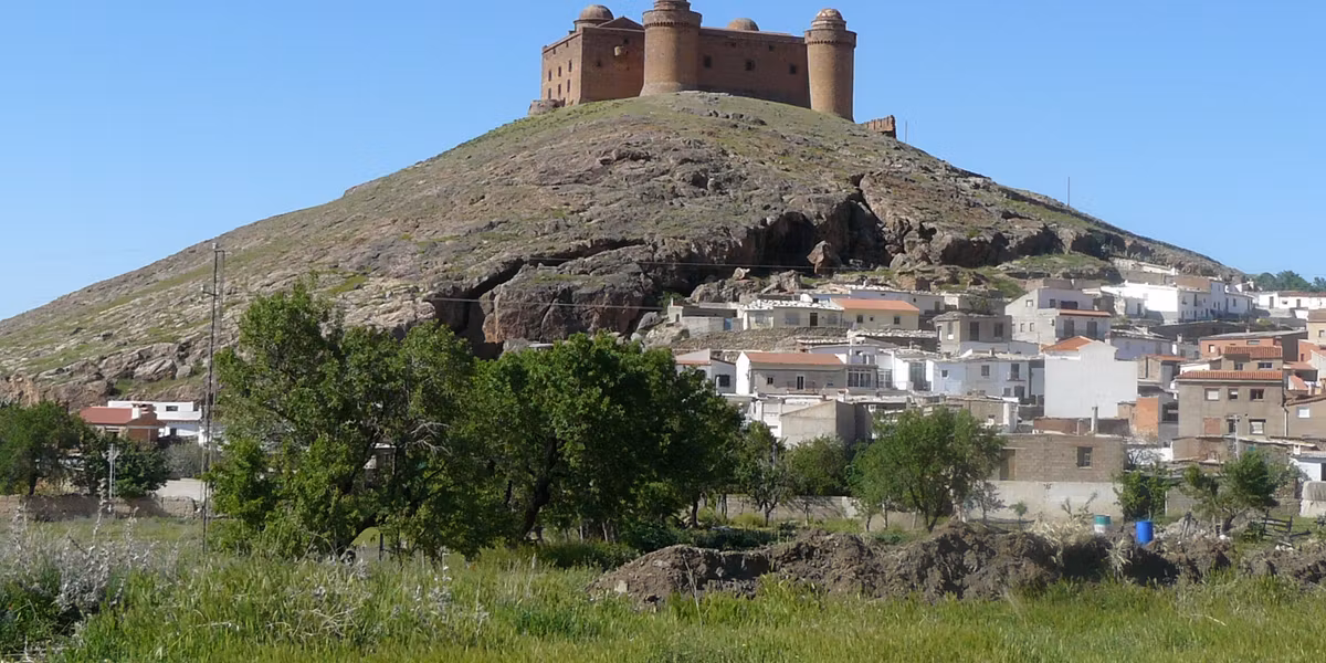 Castillo de la Calahorra y parte de la Calahorra, Granada, España.