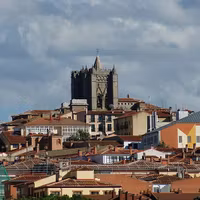 Catedral de Cristo Salvador de Ávila, siglo XI-siglo XV estilos arquitectónico protogótico, románico de transición y gótico. Fue proyectada como templo y fortaleza, siendo su ábside uno de los cubos de la muralla de la ciudad.