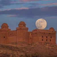 Fotografía tomada poco antes del ocaso con telescopio desde una distancia aproximada de 1,4 km hasta el castillo, mientras que la Luna se encontraba a casi 385.000 km.